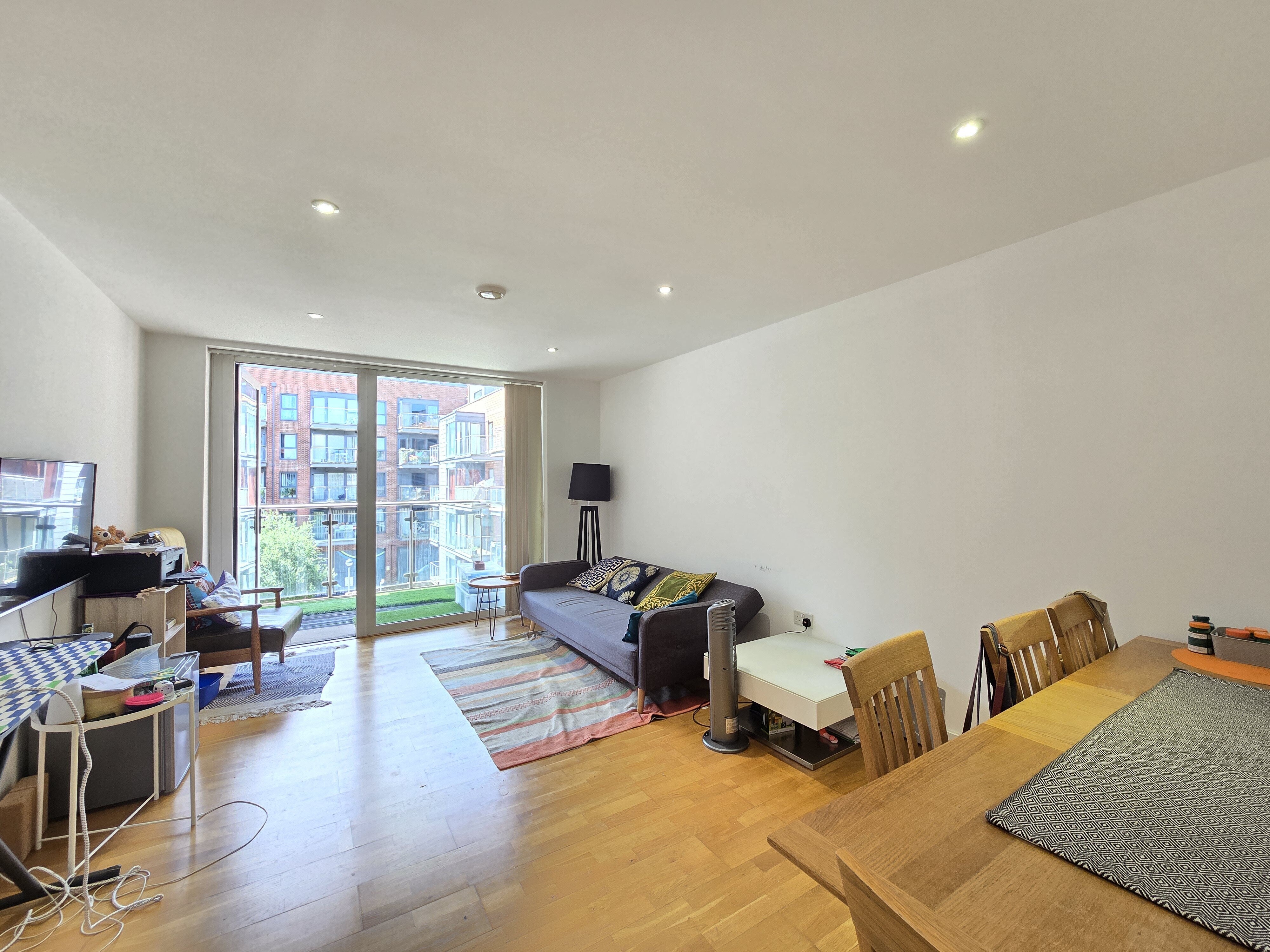 Flat Zenith Close in Greater London