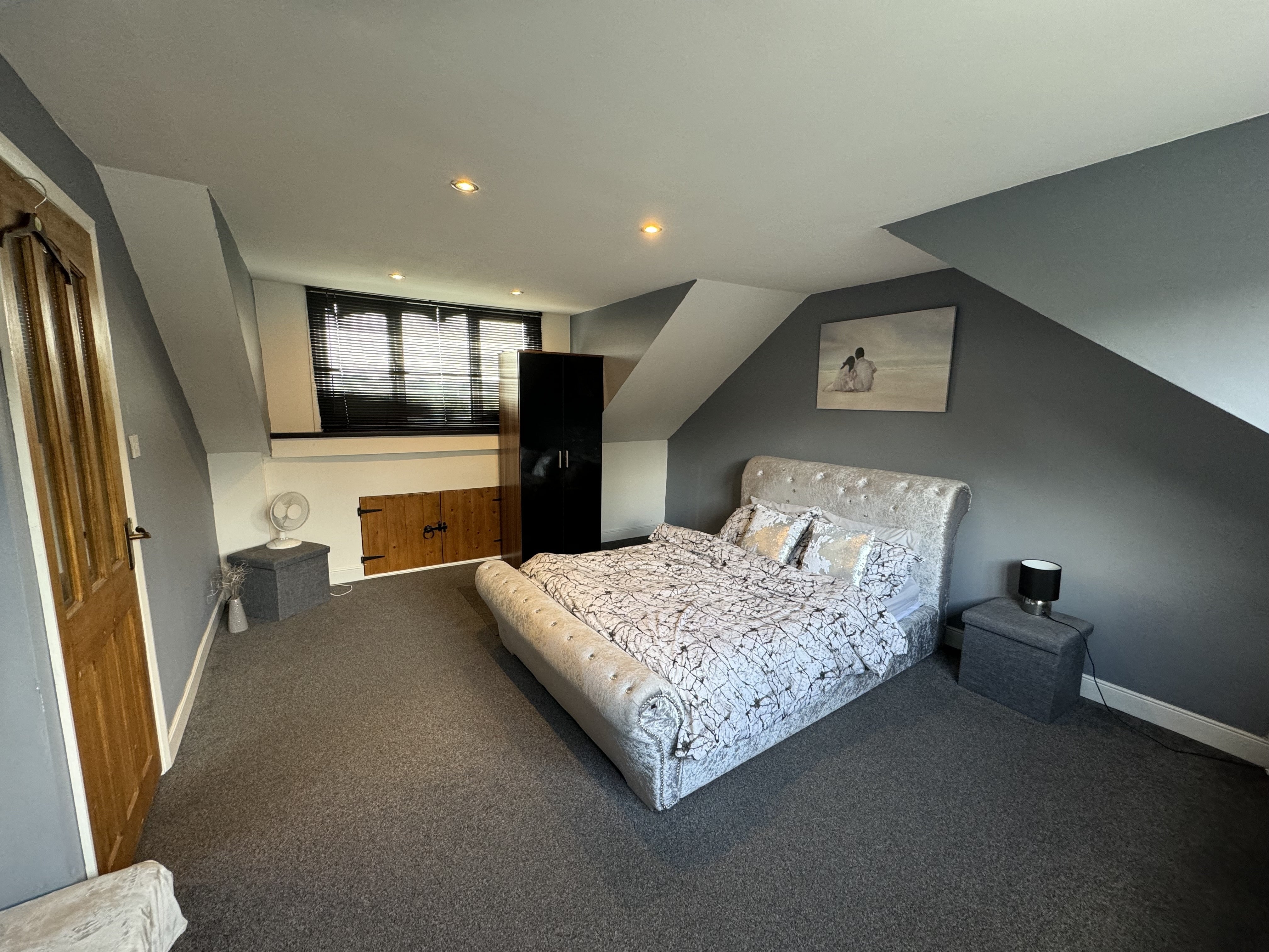 Flat Newbridge Lane in Chesterfield