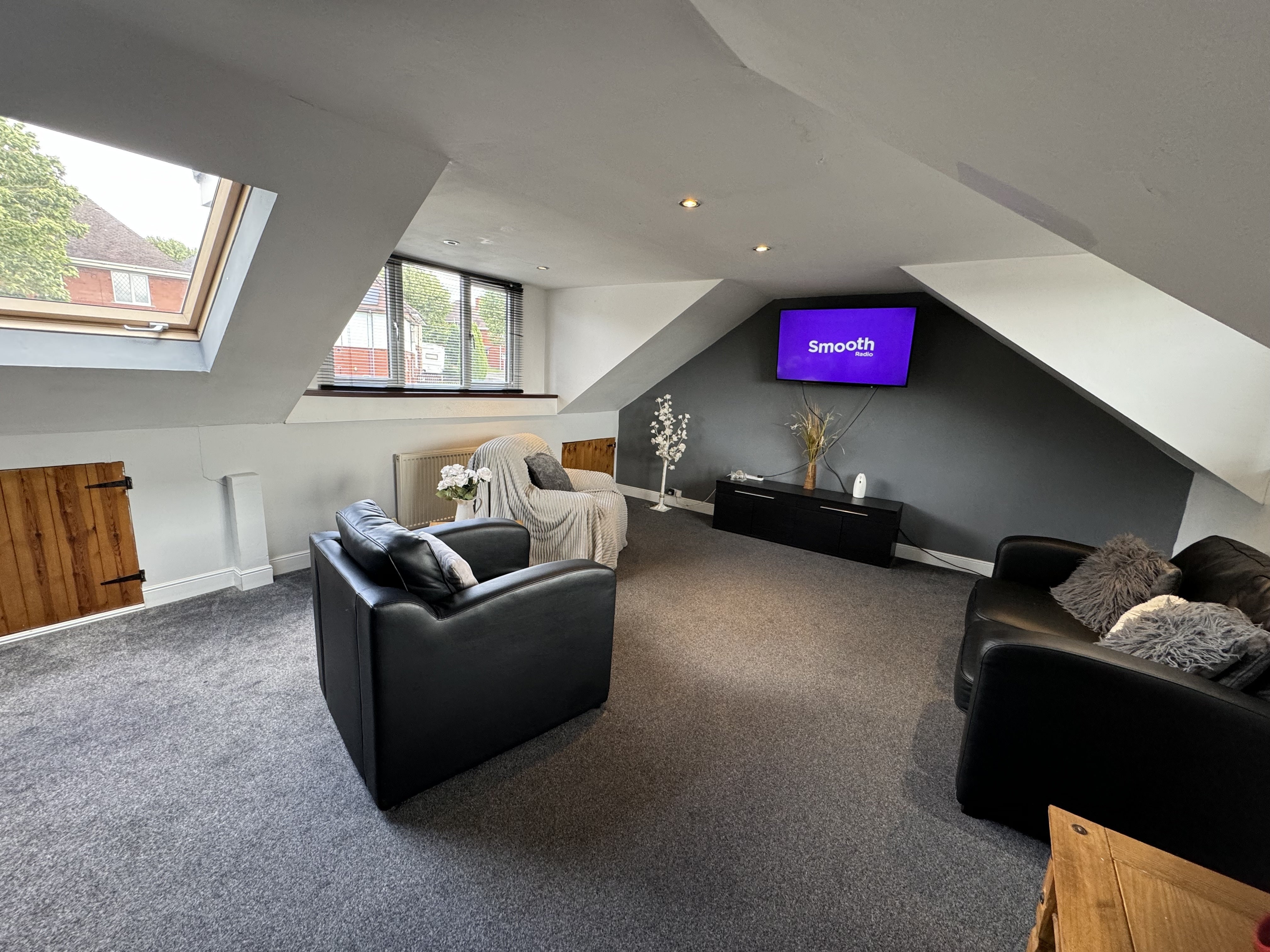Flat Newbridge Lane in Chesterfield