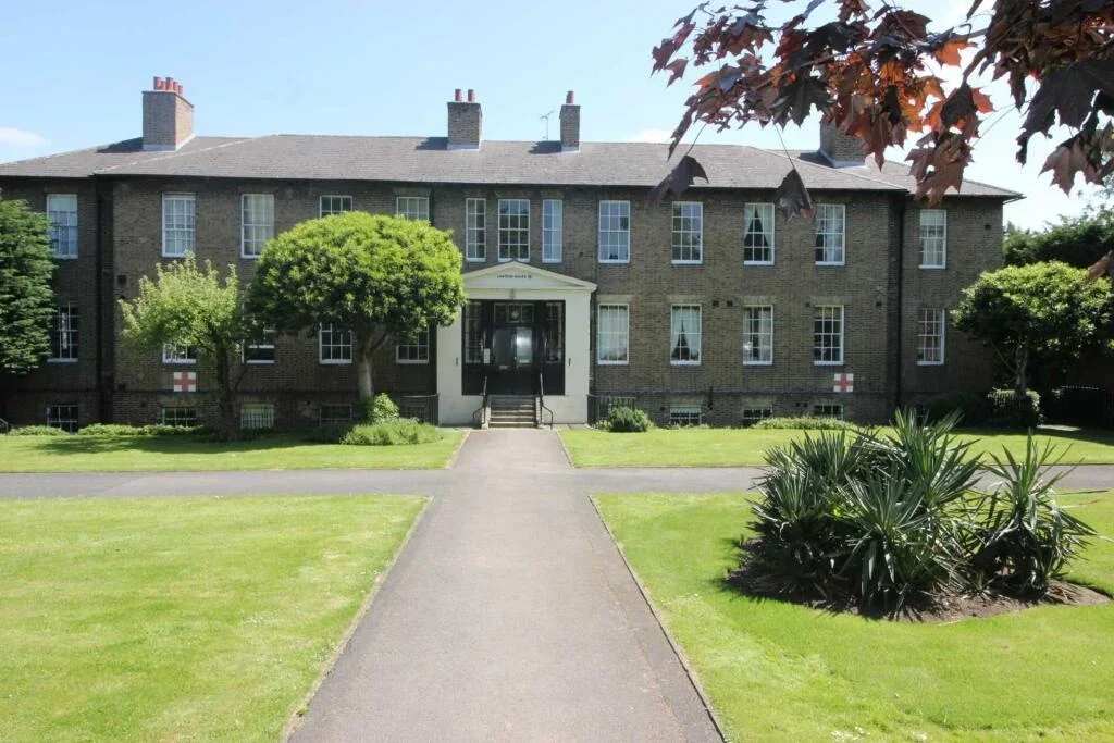 Flat Connaught Mews in Greater London