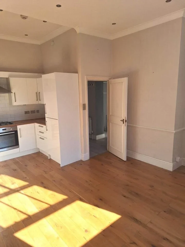 Flat Connaught Mews in Greater London