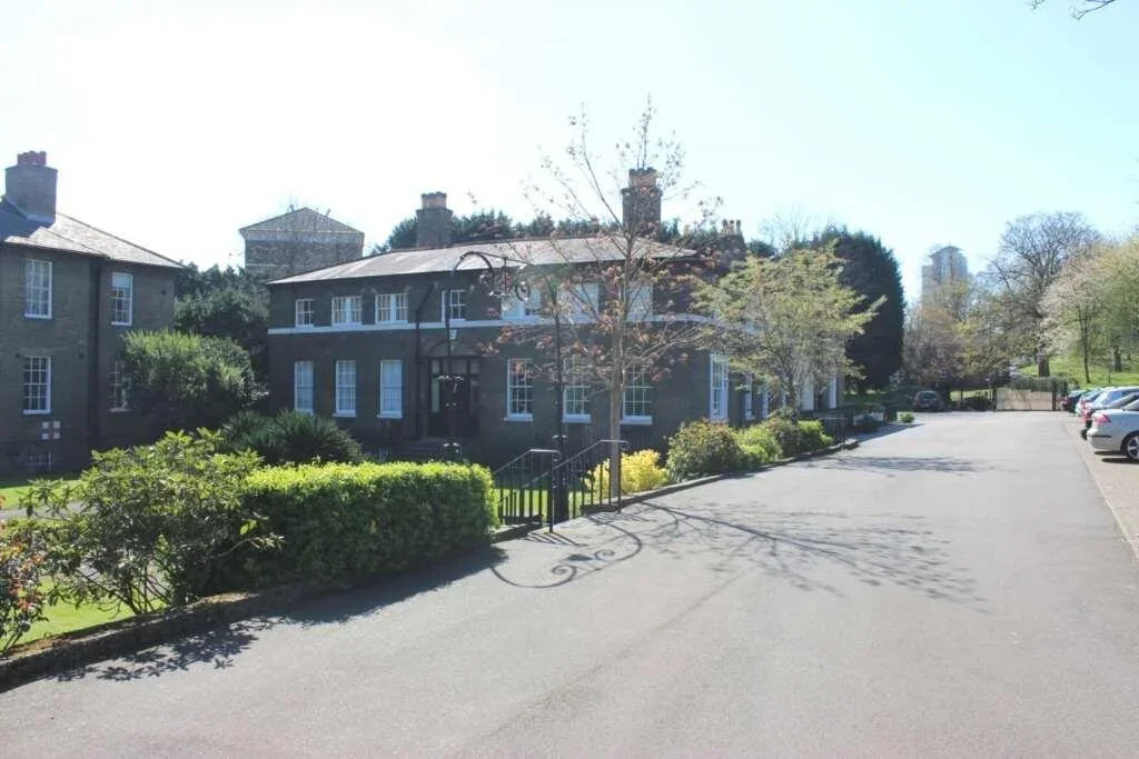 Flat Connaught Mews in Greater London