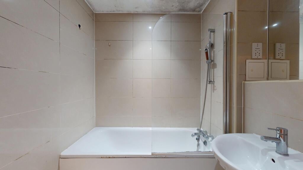Flat Greenhill Way in Greater London