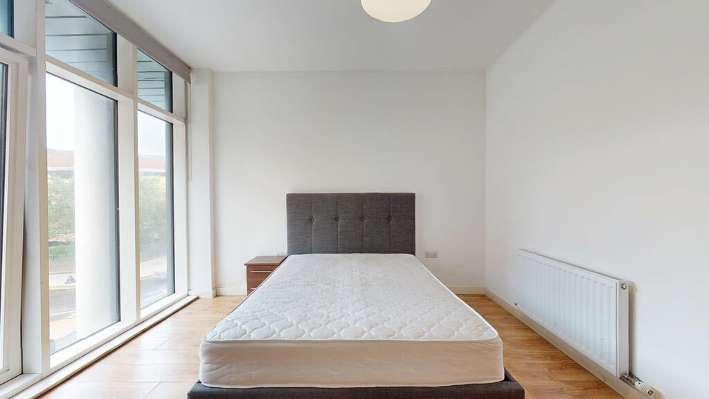 Flat Greenhill Way in Greater London