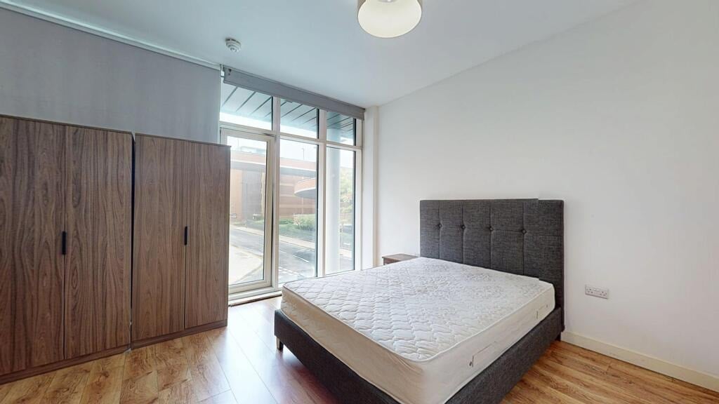 Flat Greenhill Way in Greater London