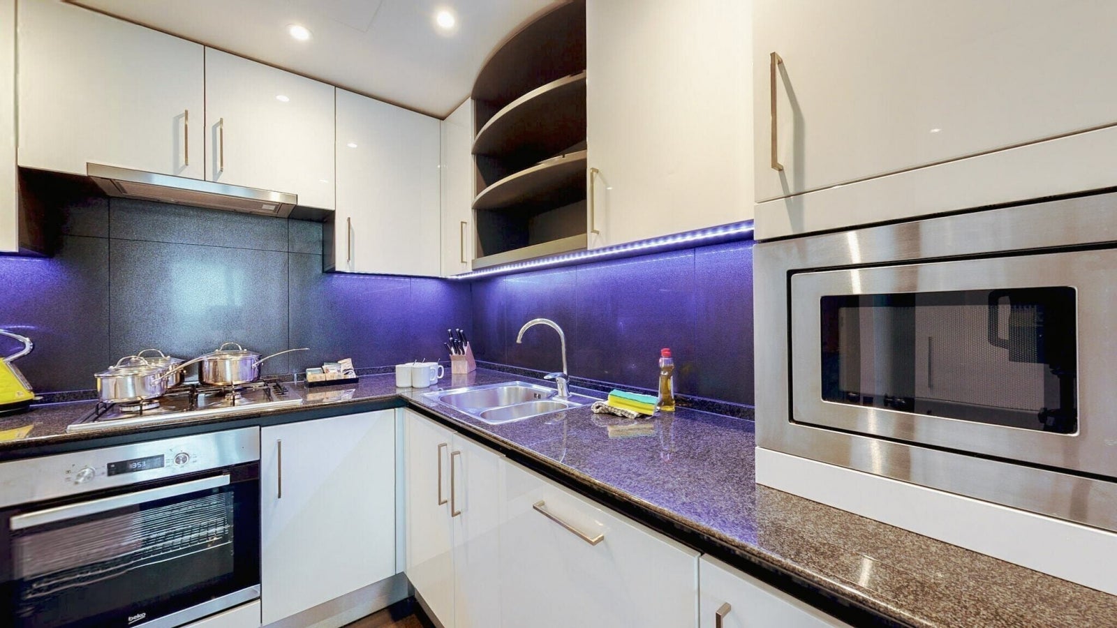 Flat Westferry Circus in Greater London