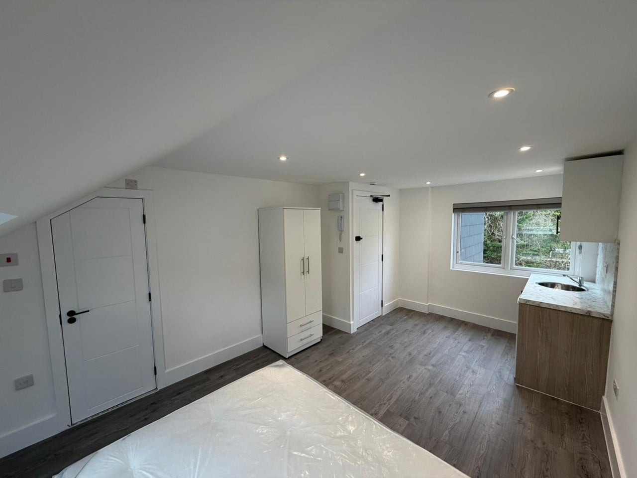 Flat Godstone Road in Caterham
