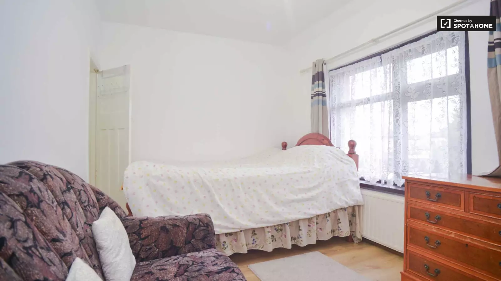 Flat Green Leas Close in Sunbury-on-Thames