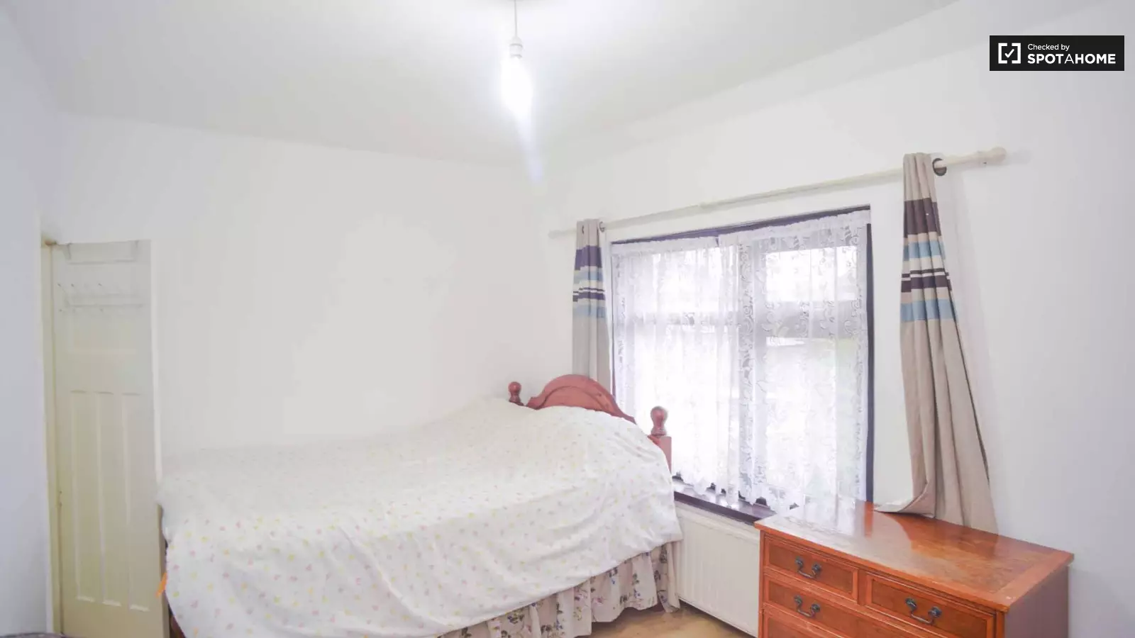 Flat Green Leas Close in Sunbury-on-Thames