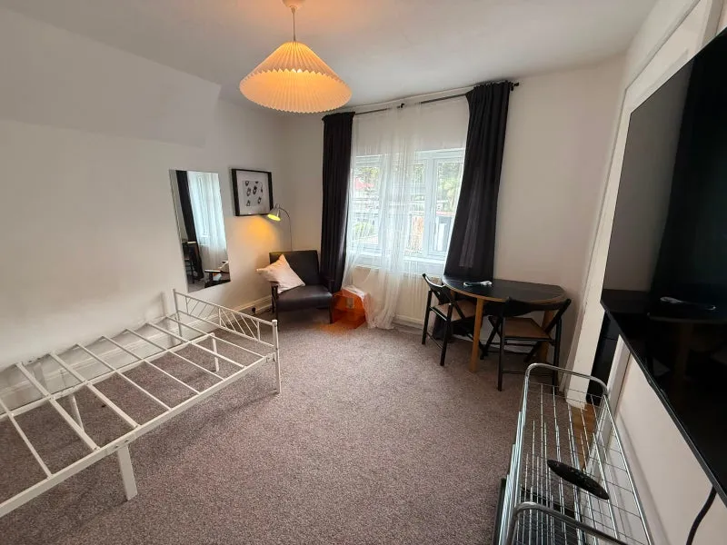 Flat North Circular Road in Greater London