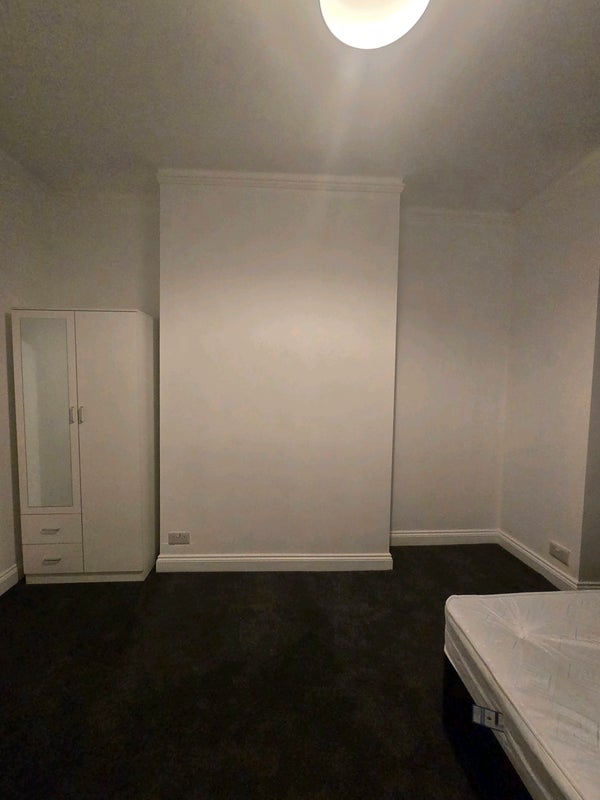 Room Leigh Road in Greater London