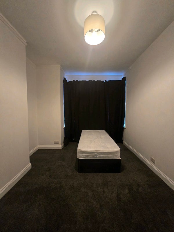 Room Leigh Road in Greater London