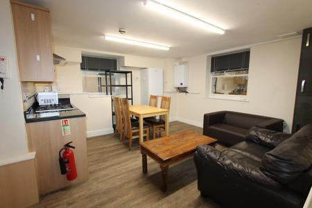 Room Powers Court in Royal Leamington Spa