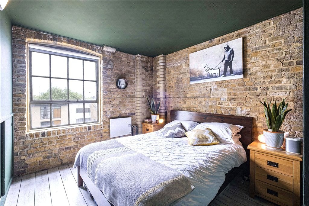 Flat Tannery Square in Greater London