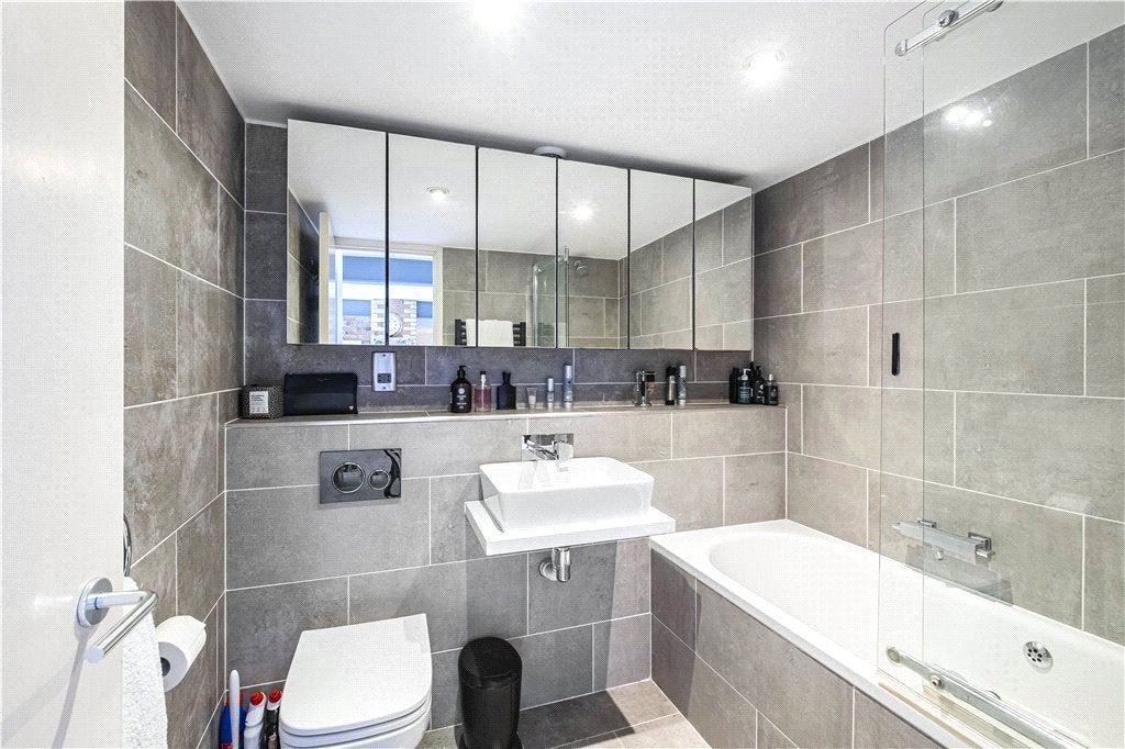 Flat Tannery Square in Greater London