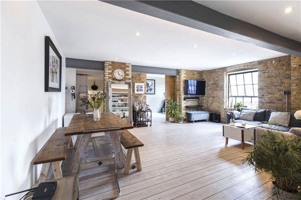 Flat Tannery Square in Greater London