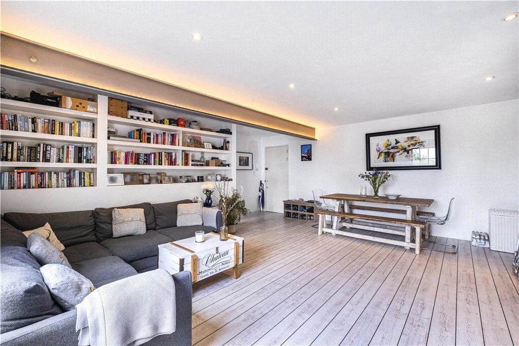 Flat Tannery Square in Greater London