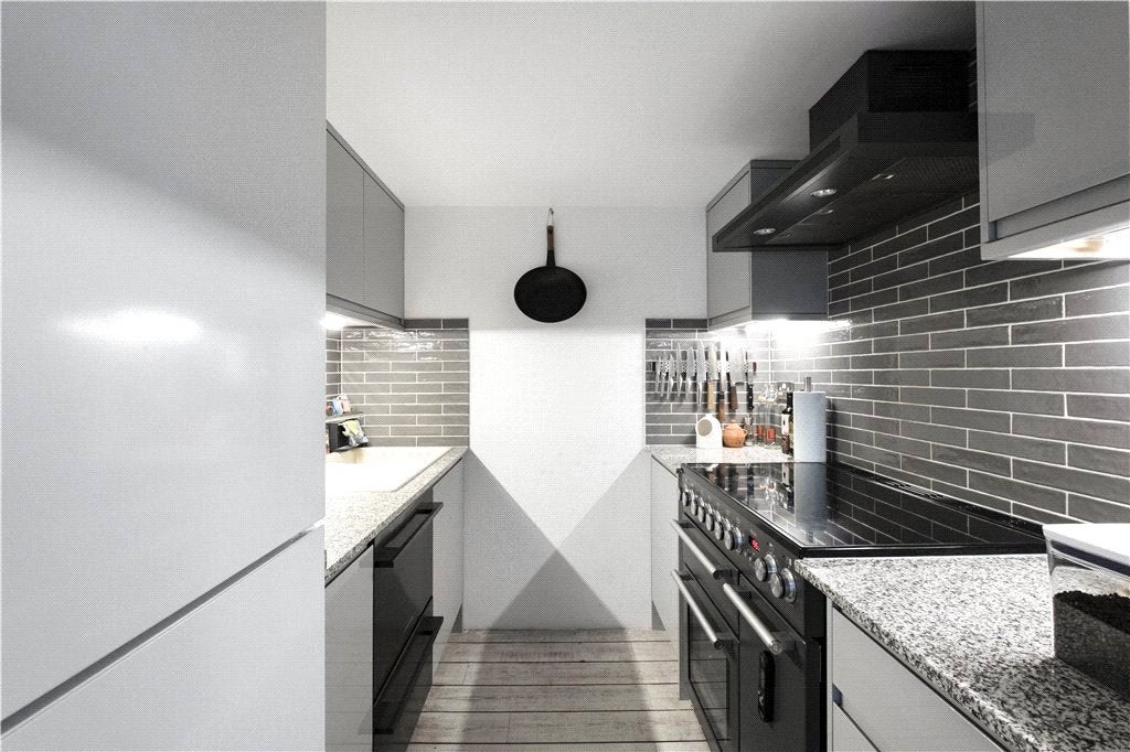 Flat Tannery Square in Greater London