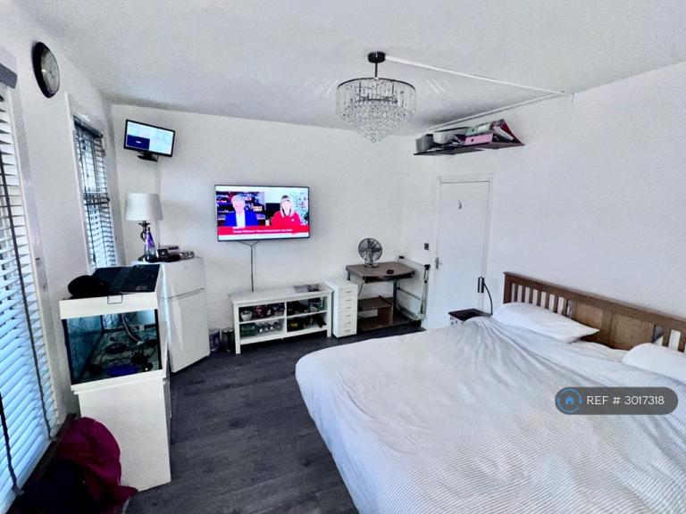Room Myrtledene Road in Greater London