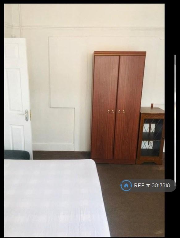 Room Myrtledene Road in Greater London