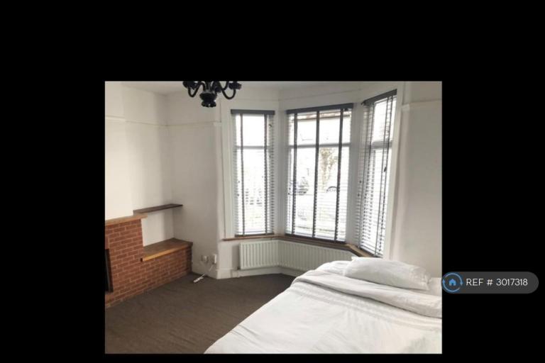 Room Myrtledene Road in Greater London