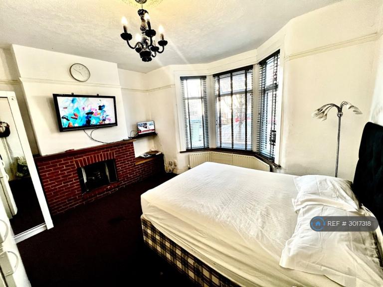 Room Myrtledene Road in Greater London