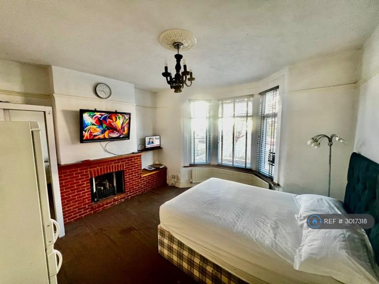 Room Myrtledene Road in Greater London