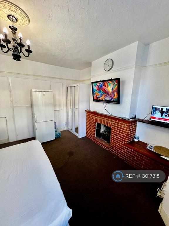 Room Myrtledene Road in Greater London