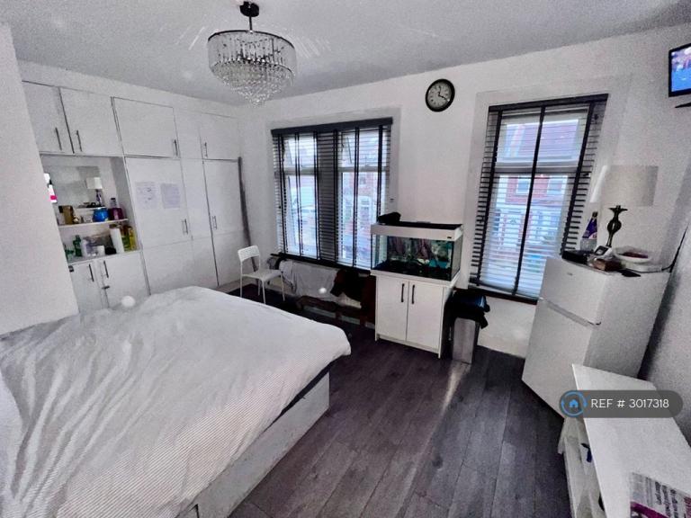 Room Myrtledene Road in Greater London