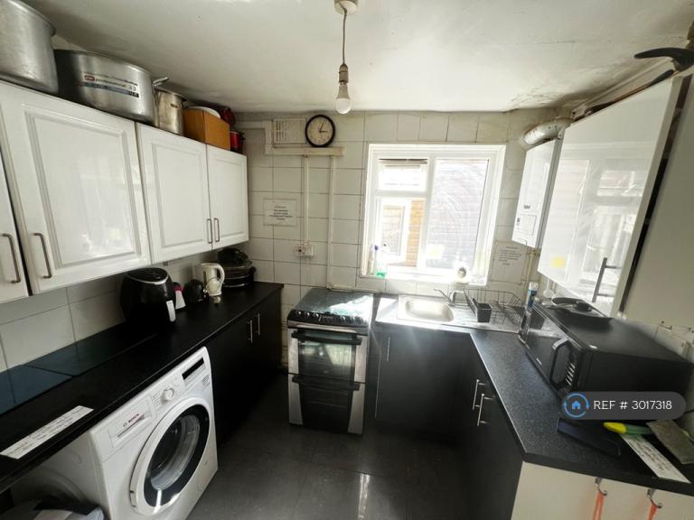 Room Myrtledene Road in Greater London