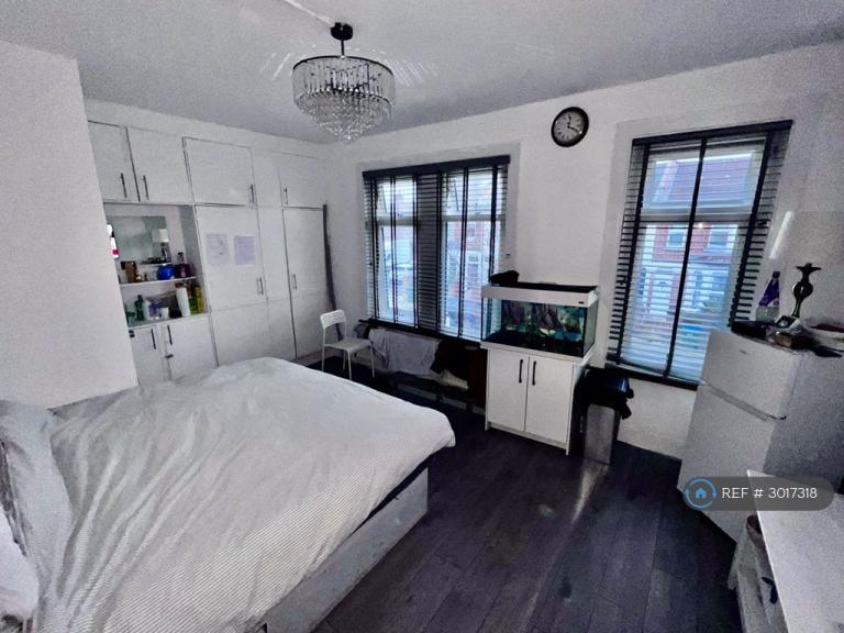 Room Myrtledene Road in Greater London