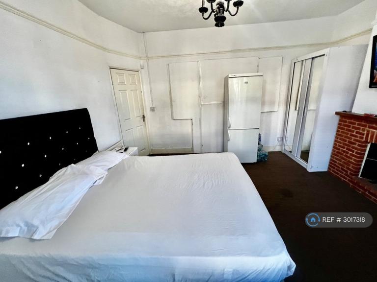 Room Myrtledene Road in Greater London
