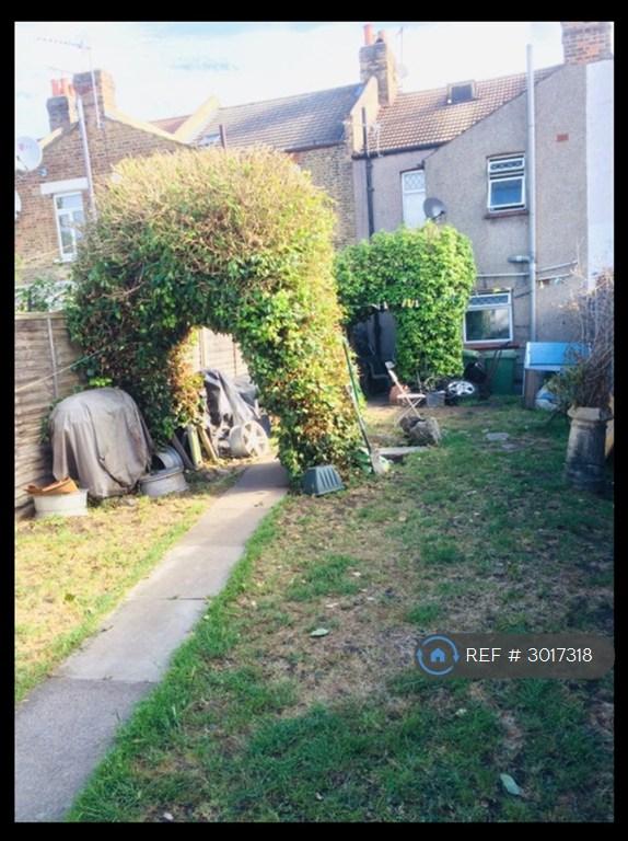 Room Myrtledene Road in Greater London