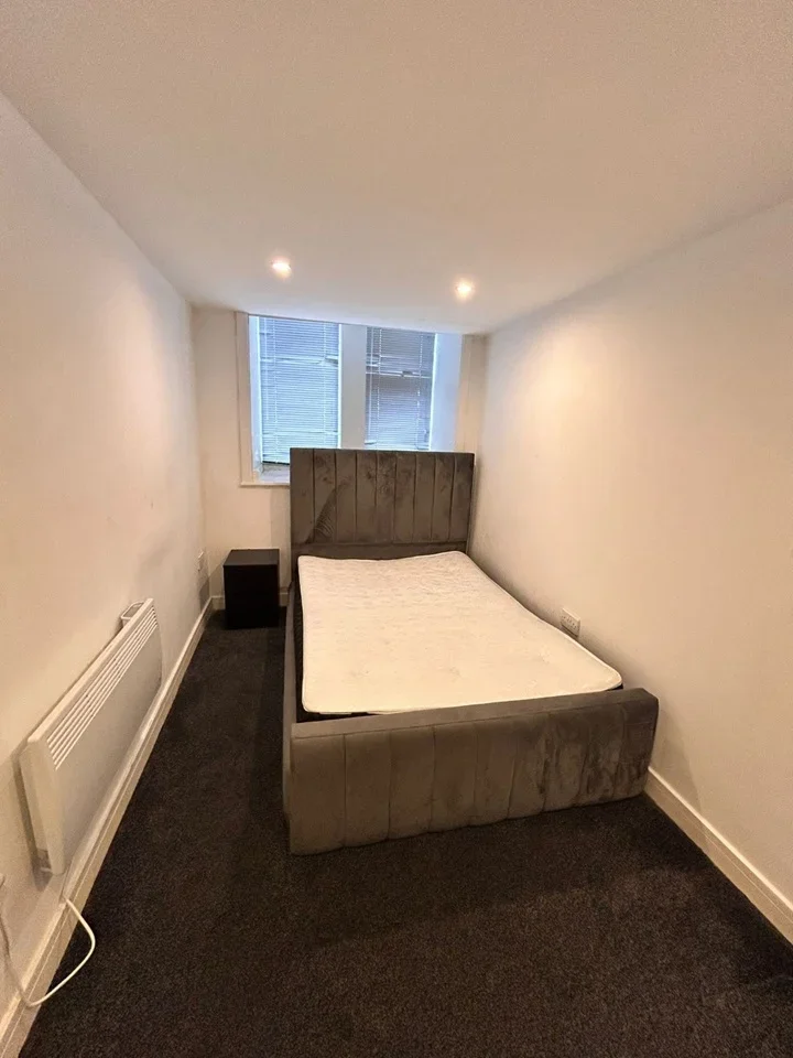 Flat Springlodge Place in Bradford