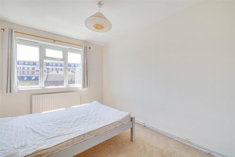 Room Rigault Road in Greater London