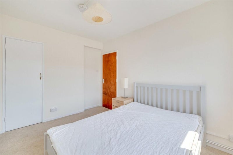 Room Rigault Road in Greater London