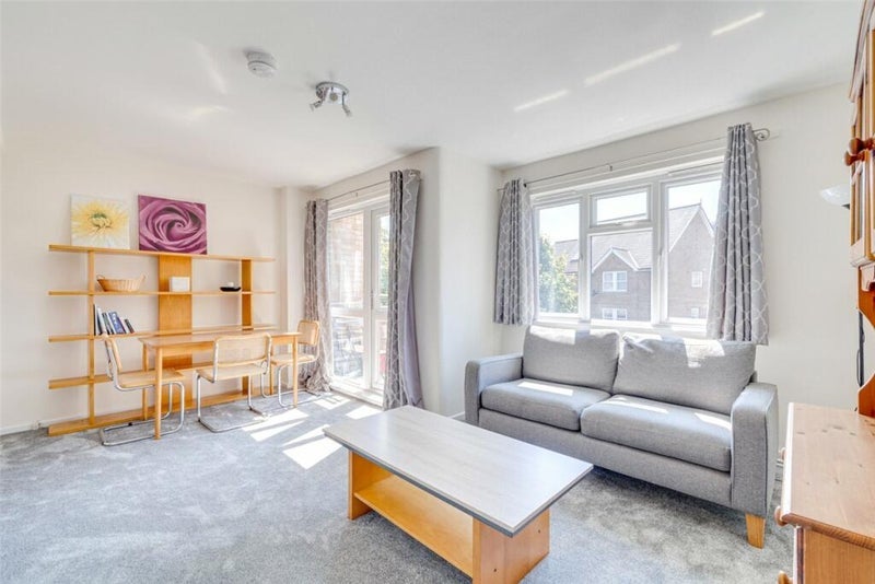 Room Rigault Road in Greater London