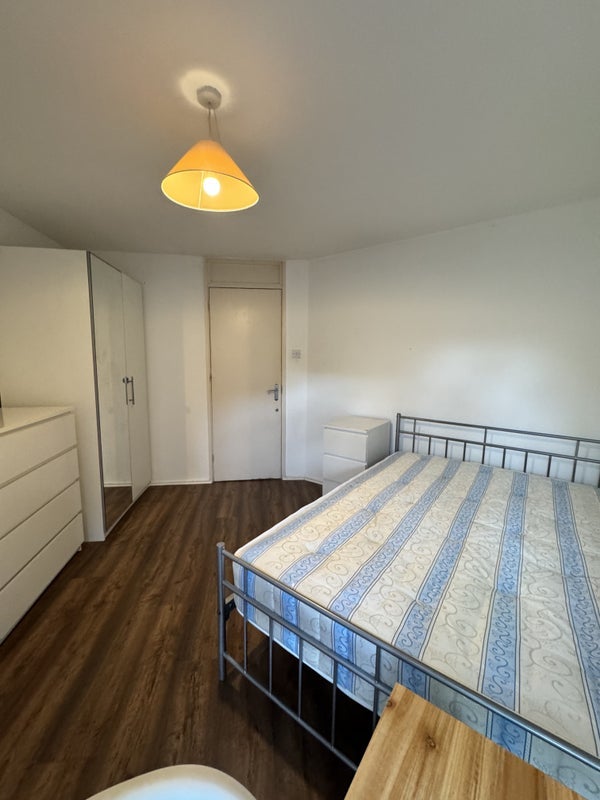 Room Wood Lane in Greater London