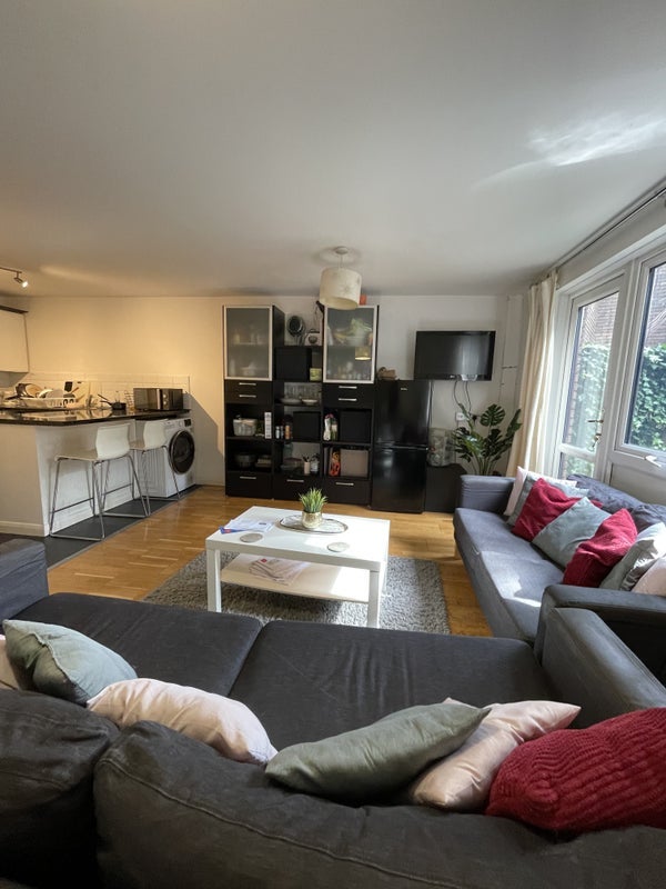 Room Wood Lane in Greater London