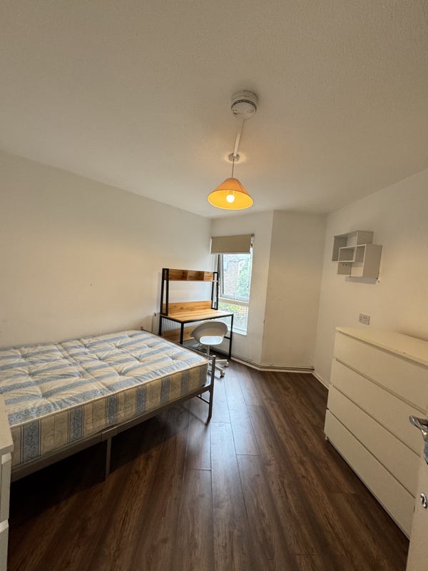 Room Wood Lane in Greater London