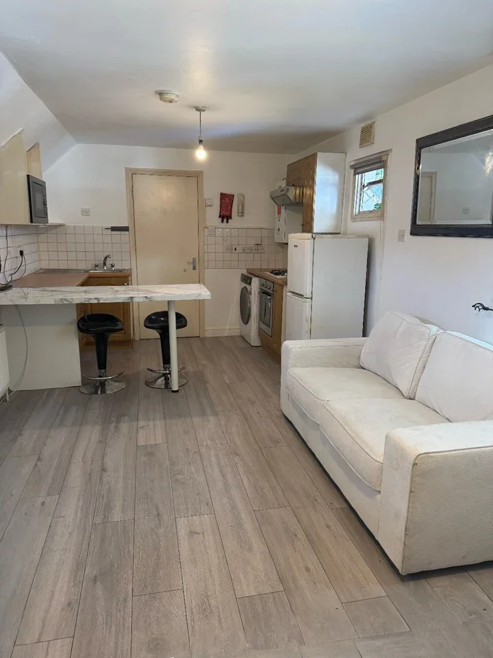 Flat Trent Gardens in Greater London