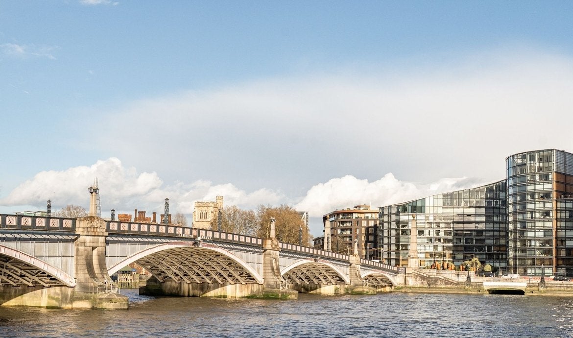 Flat Albert Embankment in Greater London