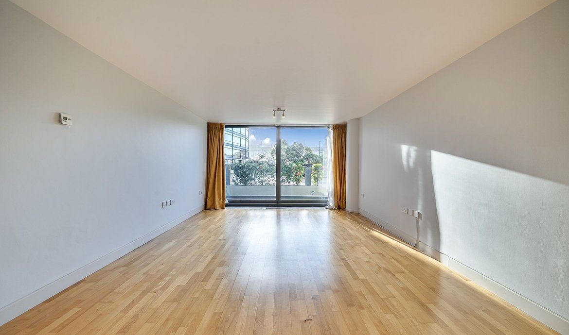 Flat Albert Embankment in Greater London