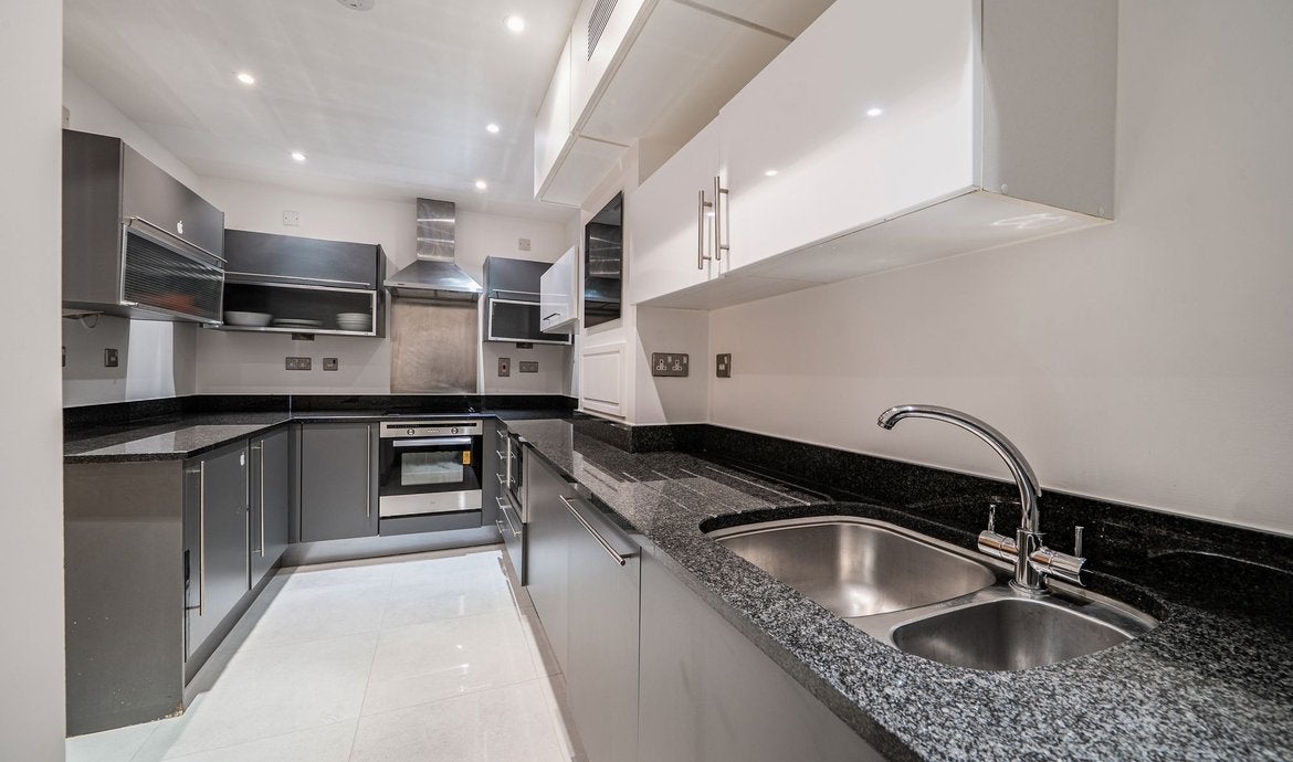 Flat Albert Embankment in Greater London
