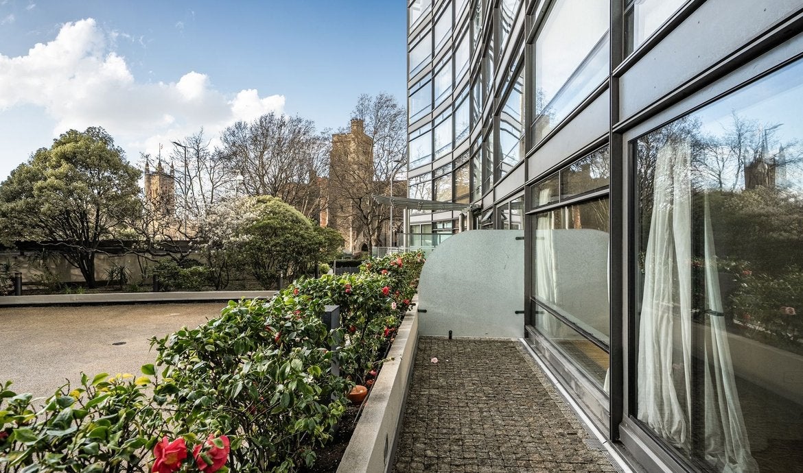 Flat Albert Embankment in Greater London