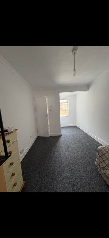 Flat Kingston Road in Greater London