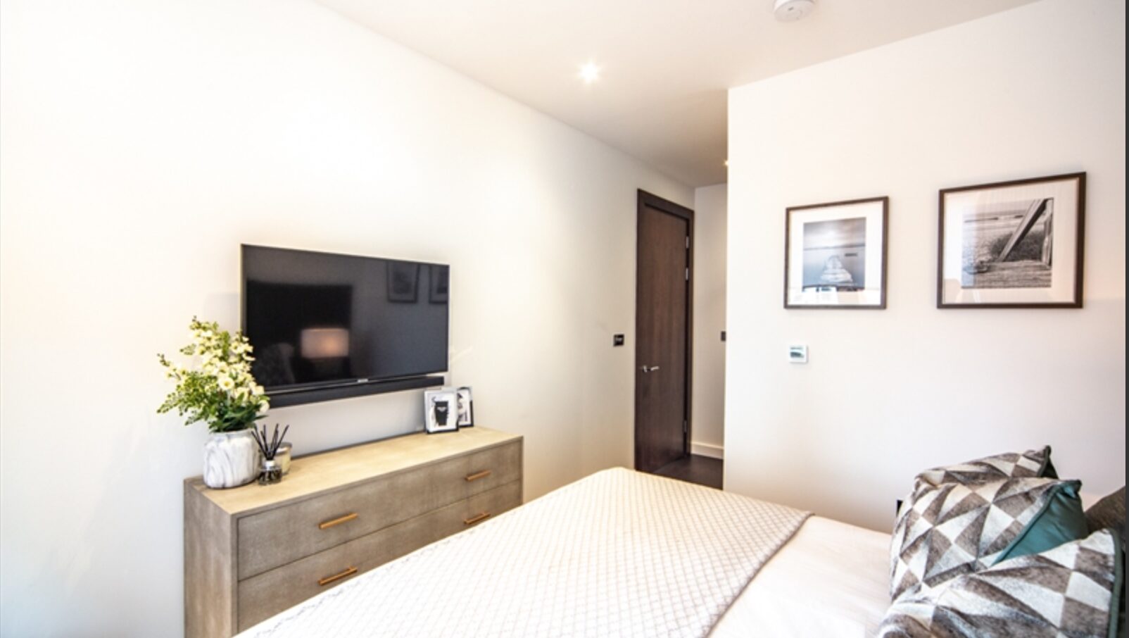 Flat Ponton Road in Greater London