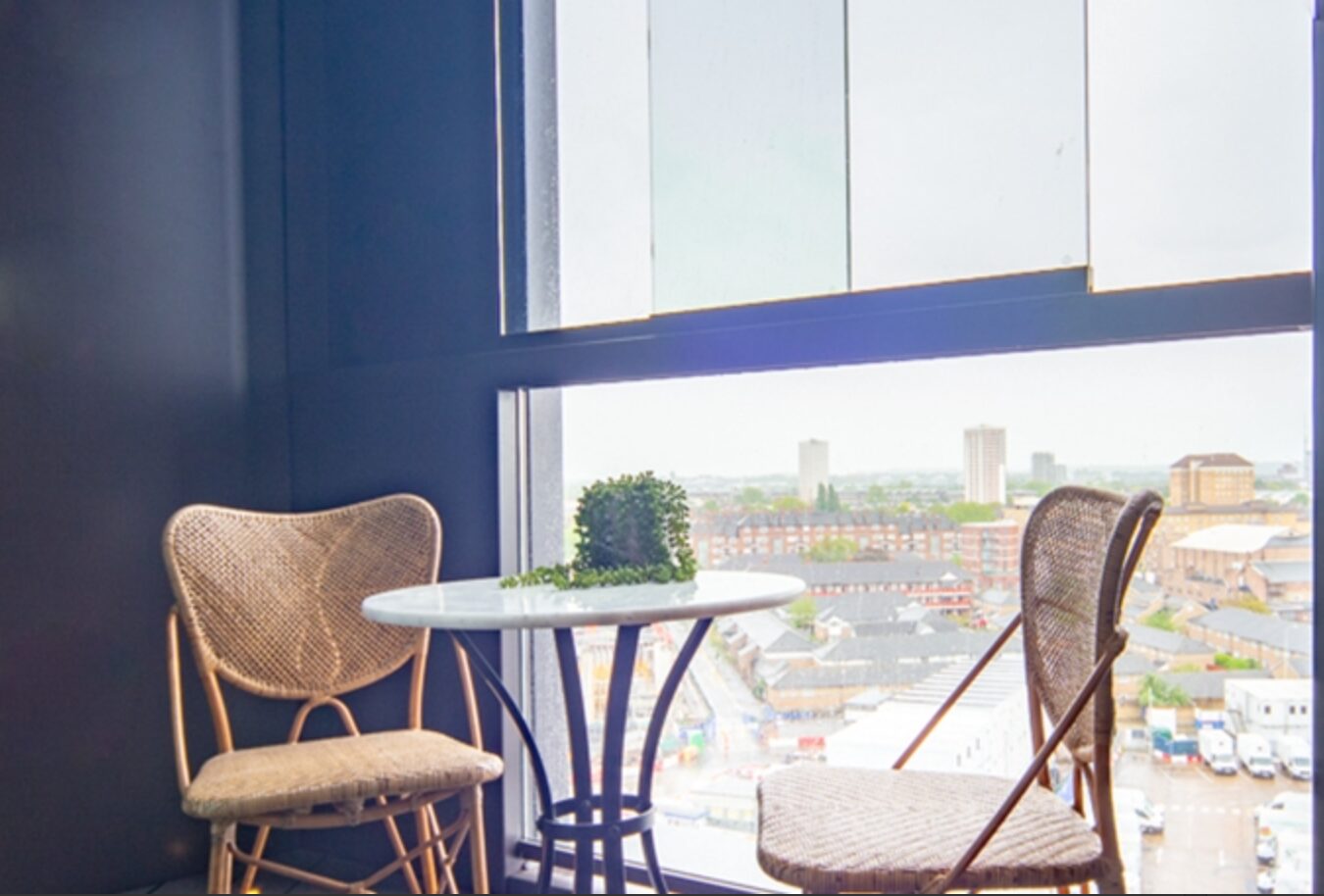 Flat Ponton Road in Greater London