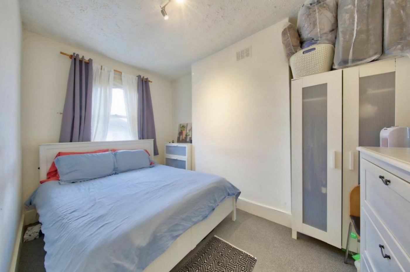 Flat Khama Road in Greater London