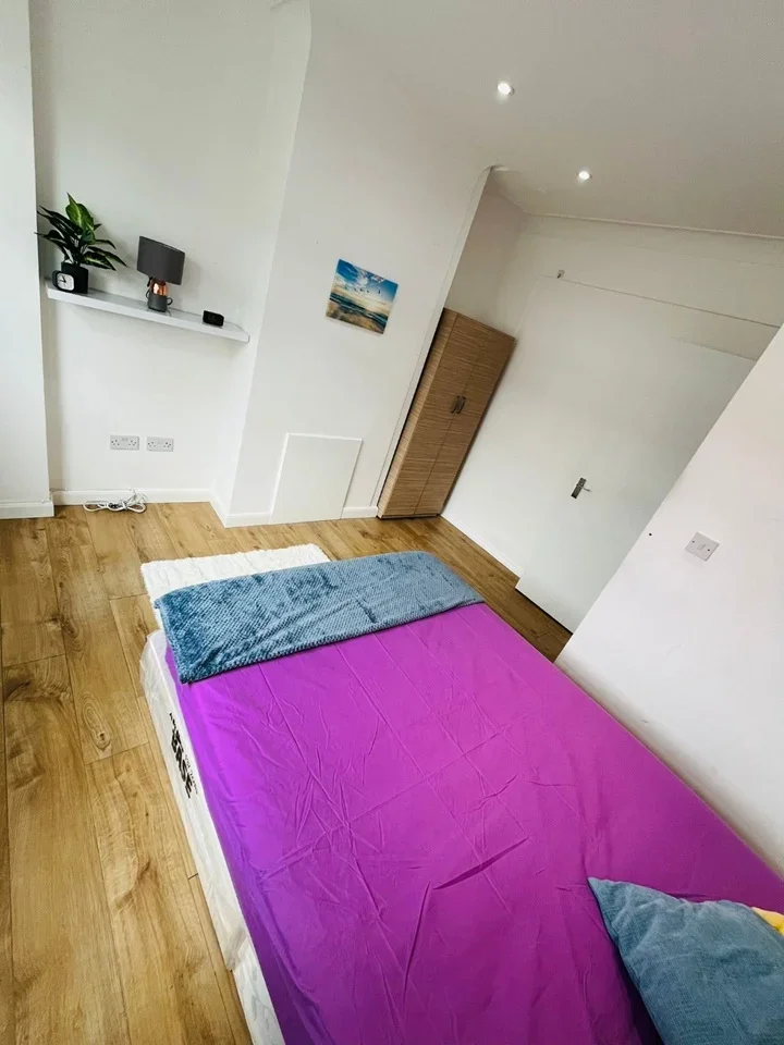 Room Woodmansterne Road in Greater London